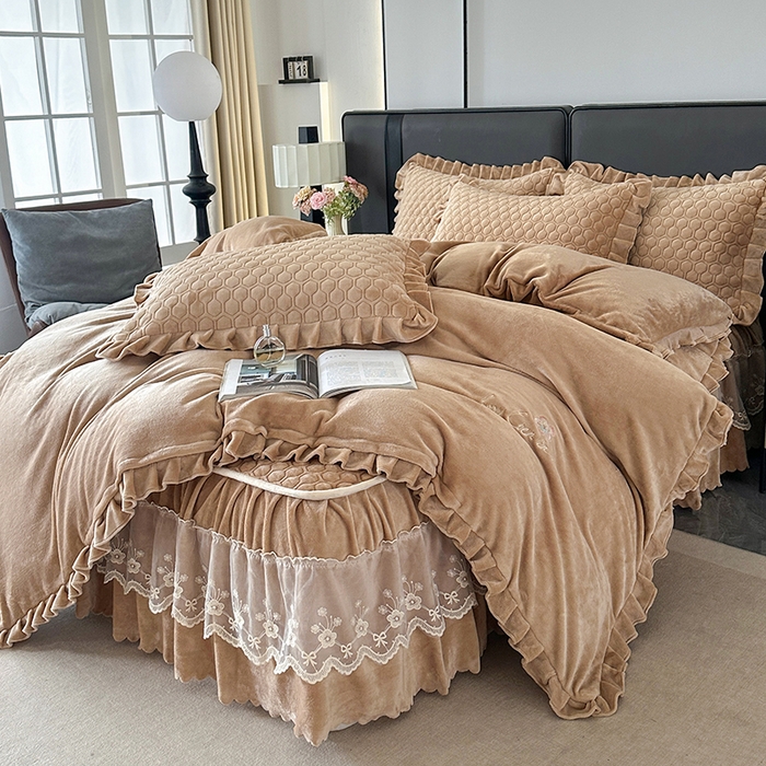 91家纺网 家纺一手货源 找家纺 董韵家纺 2025新款牛奶绒刺绣夹棉床裙四件套系列（控价） 丝语-驼奶咖