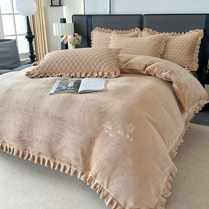 91家纺网 家纺一手货源 找家纺 董韵家纺 2025新款牛奶绒刺绣夹棉床裙四件套系列（控价） 丝语-驼奶咖