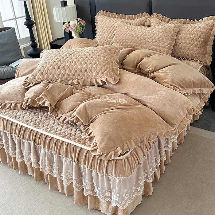 91家纺网 家纺一手货源 找家纺 董韵家纺 2025新款牛奶绒刺绣夹棉床裙四件套系列（控价） 丝语-驼奶咖