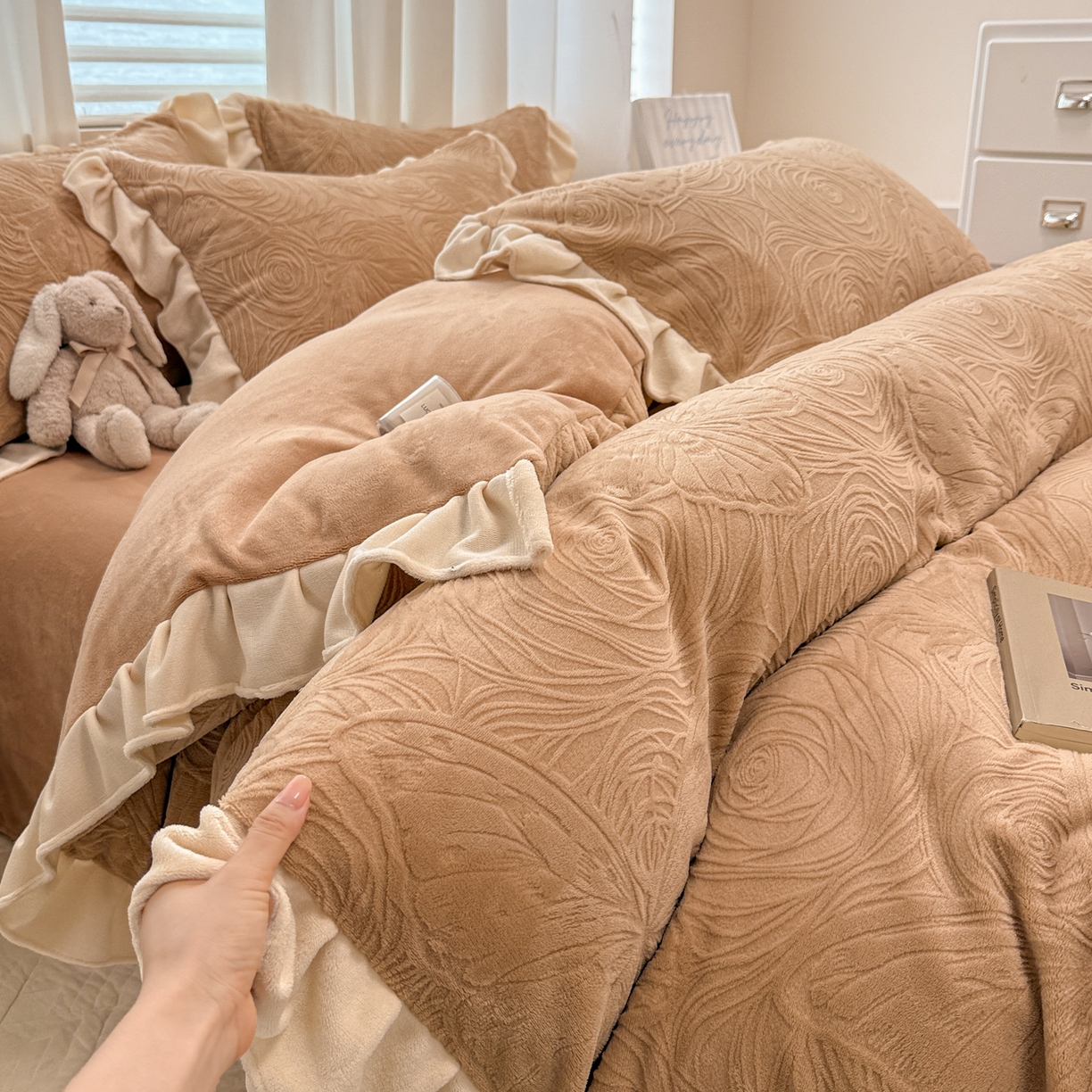 91家纺网 家纺一手货源 找家纺 （总）典曼家纺 2025新款亲肤舒适牛奶绒四件套-千寻花语系列