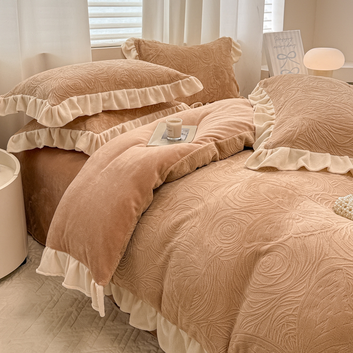 91家纺网 家纺一手货源 找家纺 典曼家纺 2025新款亲肤舒适牛奶绒四件套-千寻花语系列 千寻花语-米咖