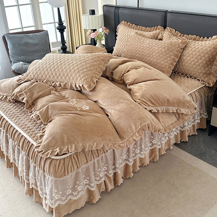 91家纺网 家纺一手货源 找家纺 董韵家纺 2025新款牛奶绒刺绣夹棉床裙四件套系列（控价） 丝语-驼奶咖