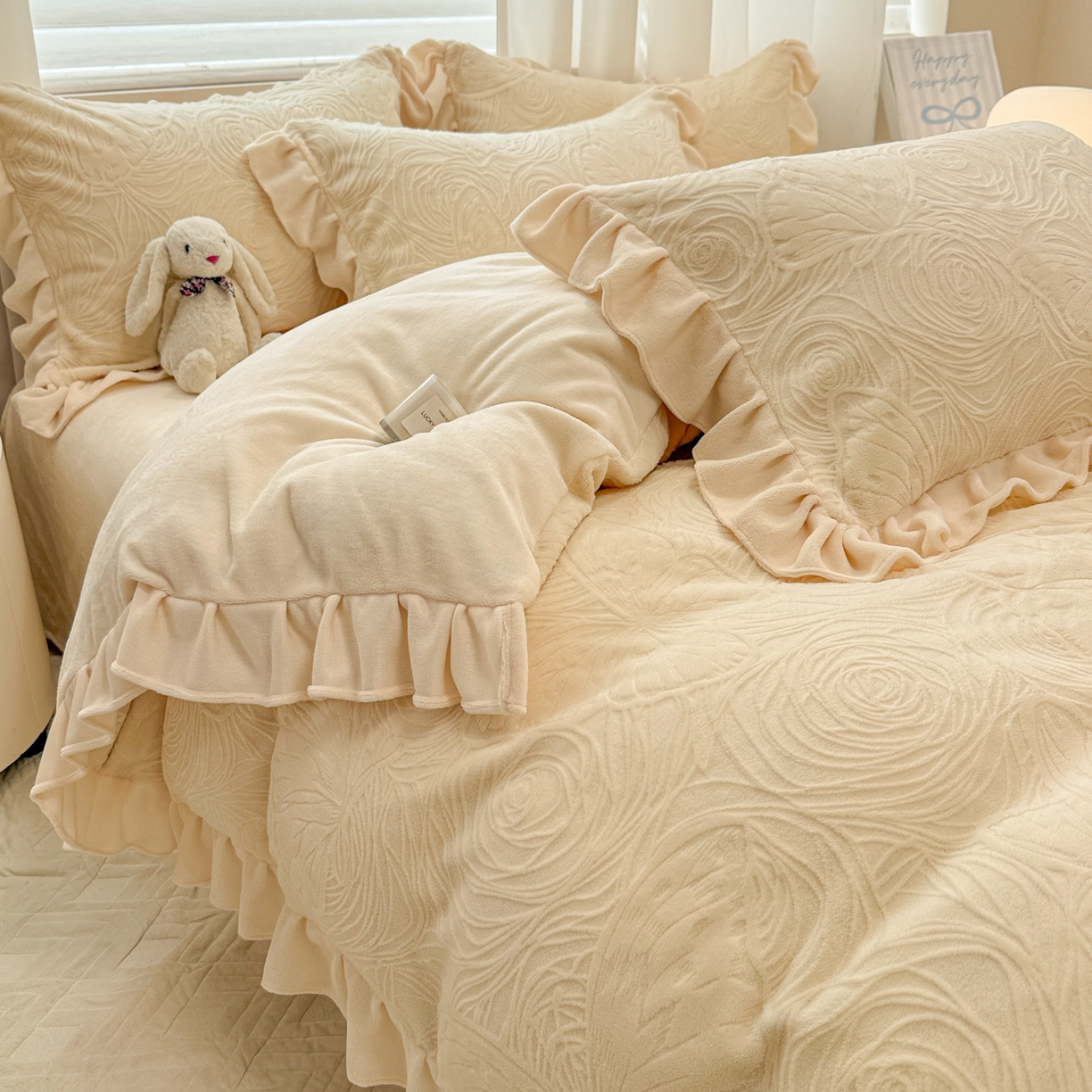 91家纺网 家纺一手货源 找家纺 典曼家纺 2025新款亲肤舒适牛奶绒四件套-千寻花语系列 千寻花语-奶杏