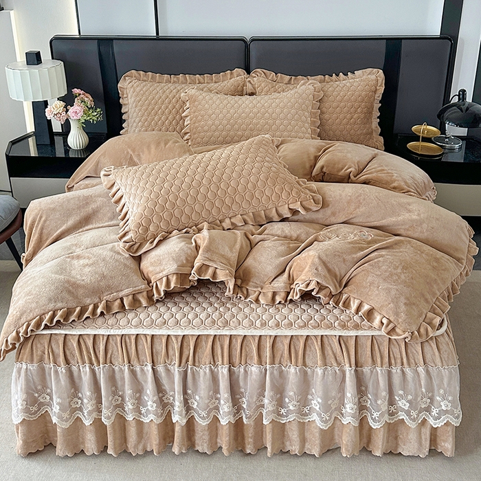 91家纺网 家纺一手货源 找家纺 董韵家纺 2025新款牛奶绒刺绣夹棉床裙四件套系列（控价） 丝语-驼奶咖