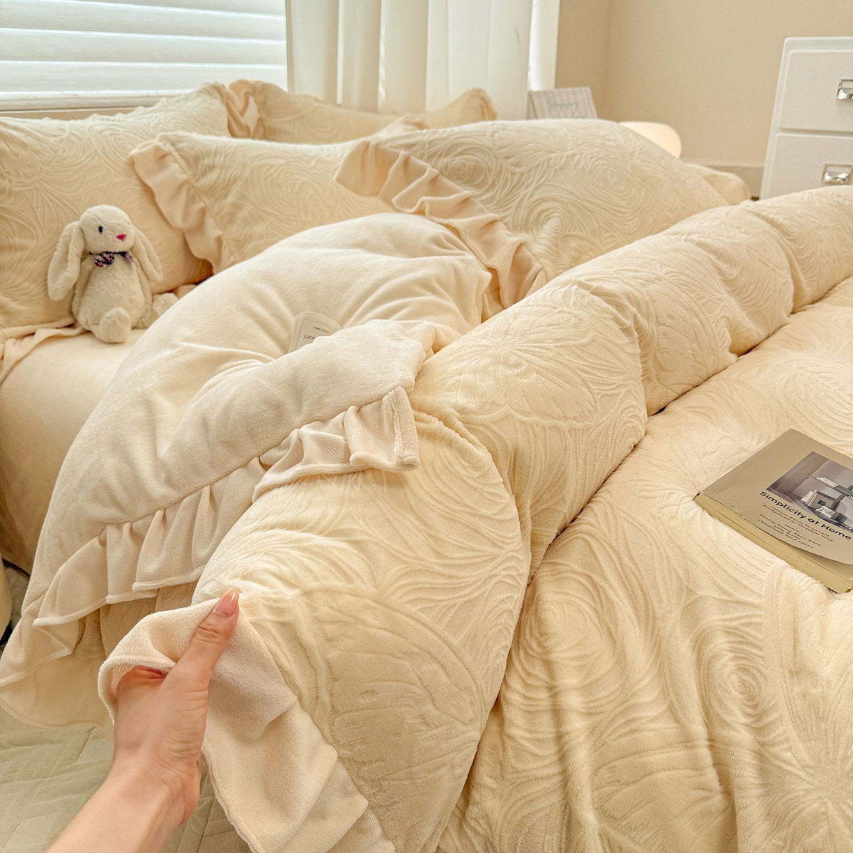 91家纺网 家纺一手货源 找家纺 典曼家纺 2025新款亲肤舒适牛奶绒四件套-千寻花语系列 千寻花语-奶杏