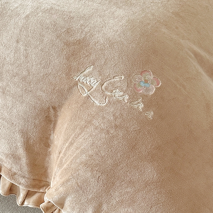 91家纺网 家纺一手货源 找家纺 董韵家纺 2025新款牛奶绒刺绣夹棉床裙四件套系列（控价） 丝语-驼奶咖