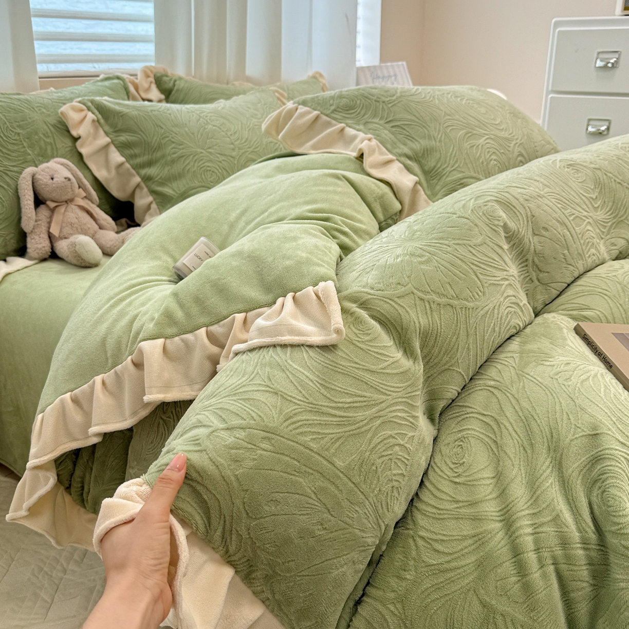 91家纺网 家纺一手货源 找家纺 典曼家纺 2025新款亲肤舒适牛奶绒四件套-千寻花语系列 千寻花语-雅绿