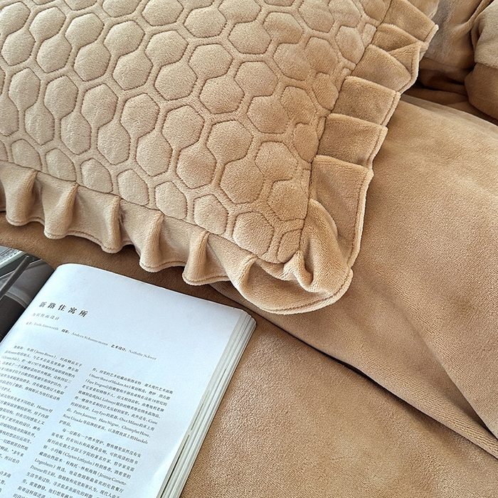 91家纺网 家纺一手货源 找家纺 董韵家纺 2025新款牛奶绒刺绣夹棉床裙四件套系列（控价） 丝语-驼奶咖