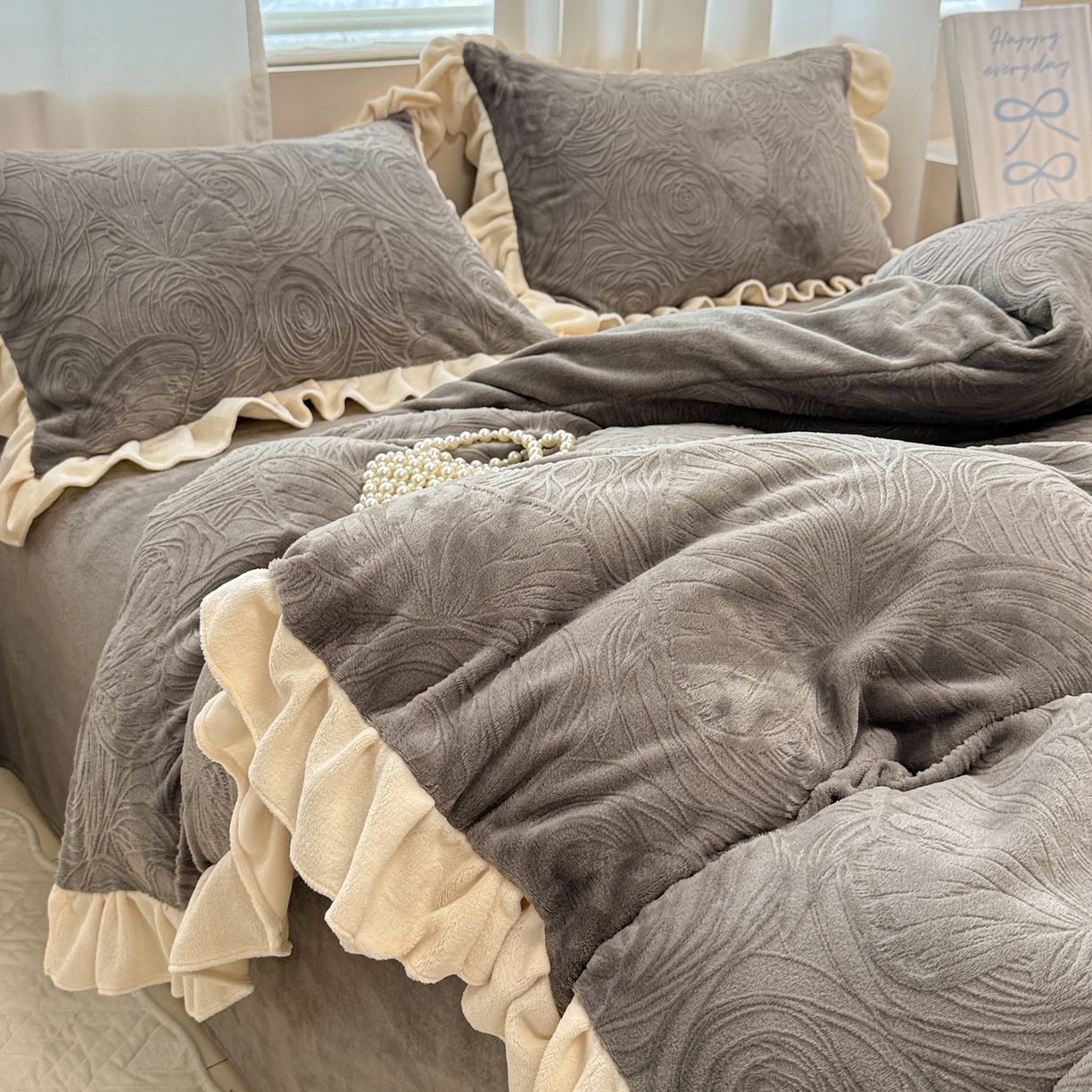 91家纺网 家纺一手货源 找家纺 典曼家纺 2025新款亲肤舒适牛奶绒四件套-千寻花语系列 千寻花语-银灰