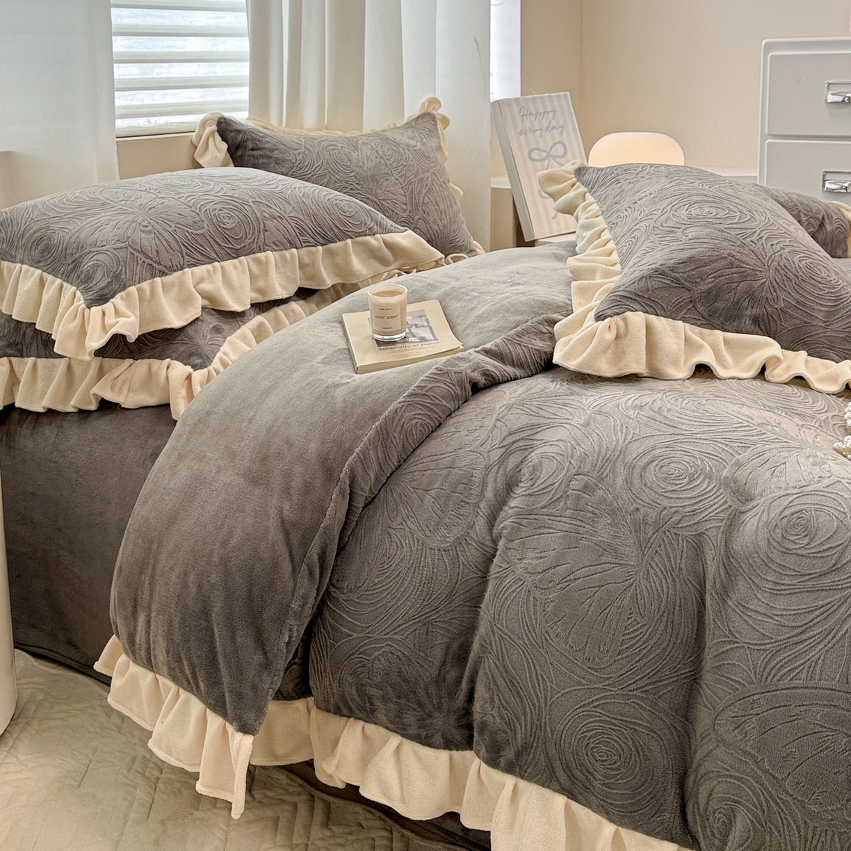 91家纺网 家纺一手货源 找家纺 典曼家纺 2025新款亲肤舒适牛奶绒四件套-千寻花语系列 千寻花语-银灰