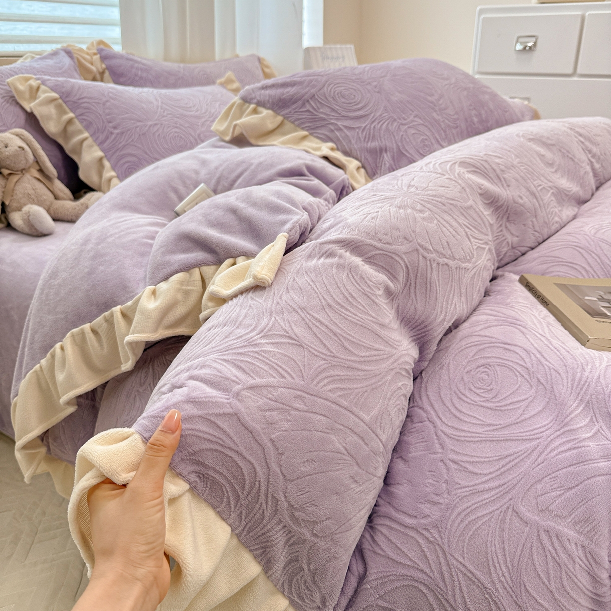 91家纺网 家纺一手货源 找家纺 典曼家纺 2025新款亲肤舒适牛奶绒四件套-千寻花语系列 千寻花语-玫紫