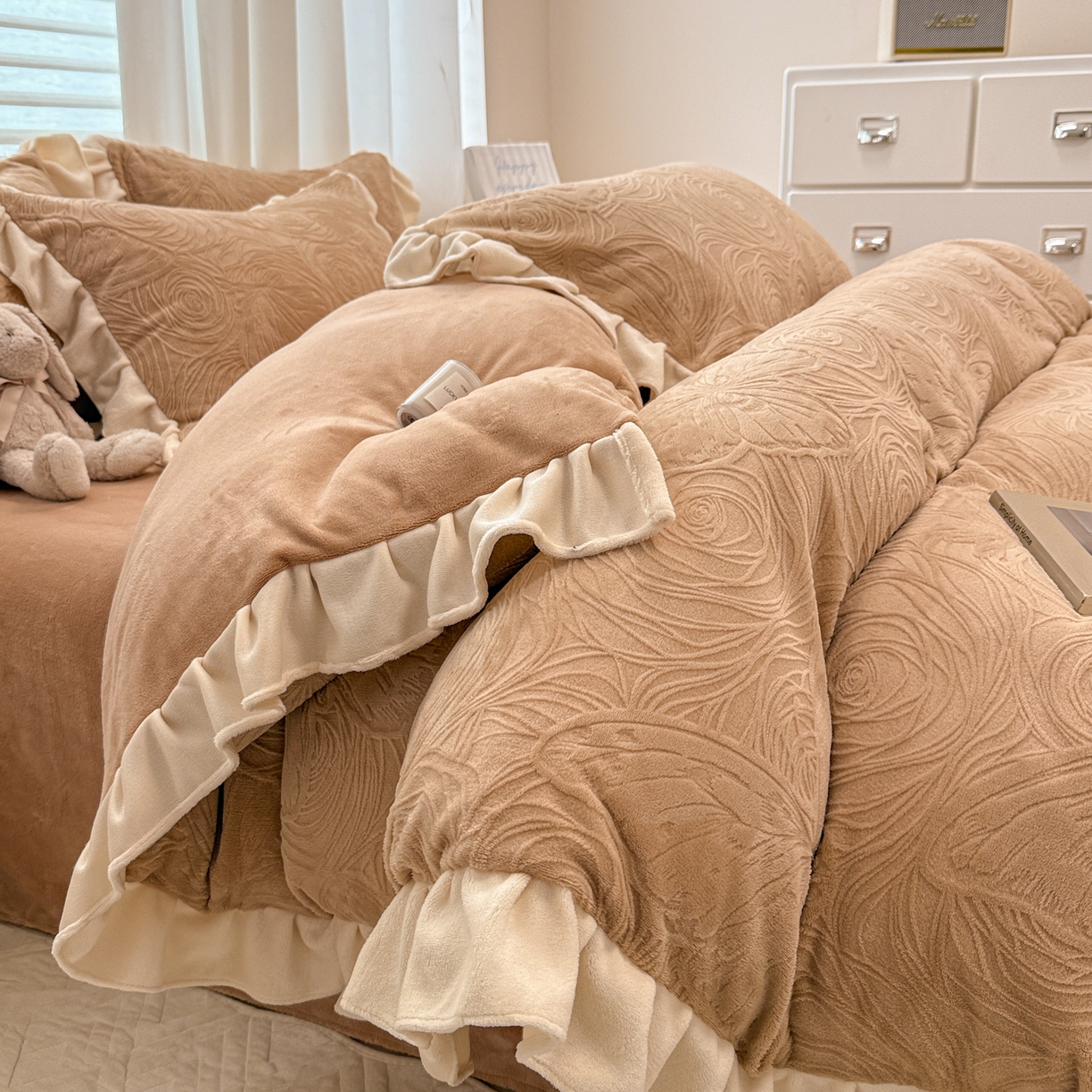 91家纺网 家纺一手货源 找家纺 典曼家纺 2025新款亲肤舒适牛奶绒四件套-千寻花语系列 千寻花语-米咖