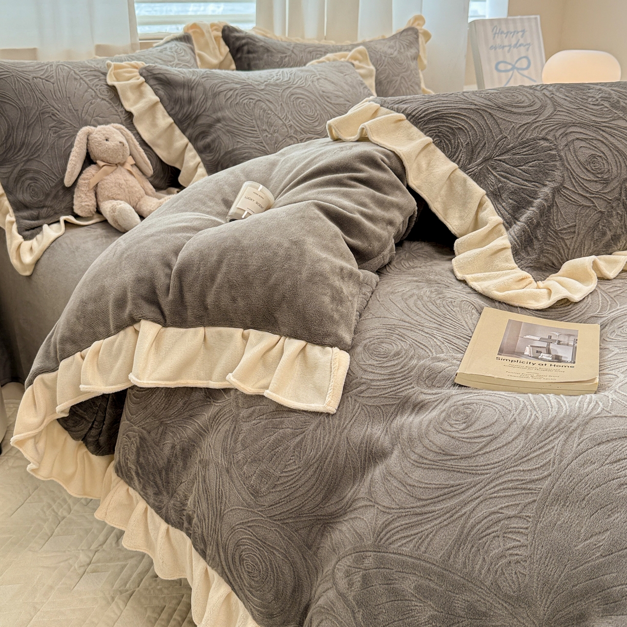 91家纺网 家纺一手货源 找家纺 典曼家纺 2025新款亲肤舒适牛奶绒四件套-千寻花语系列 千寻花语-银灰