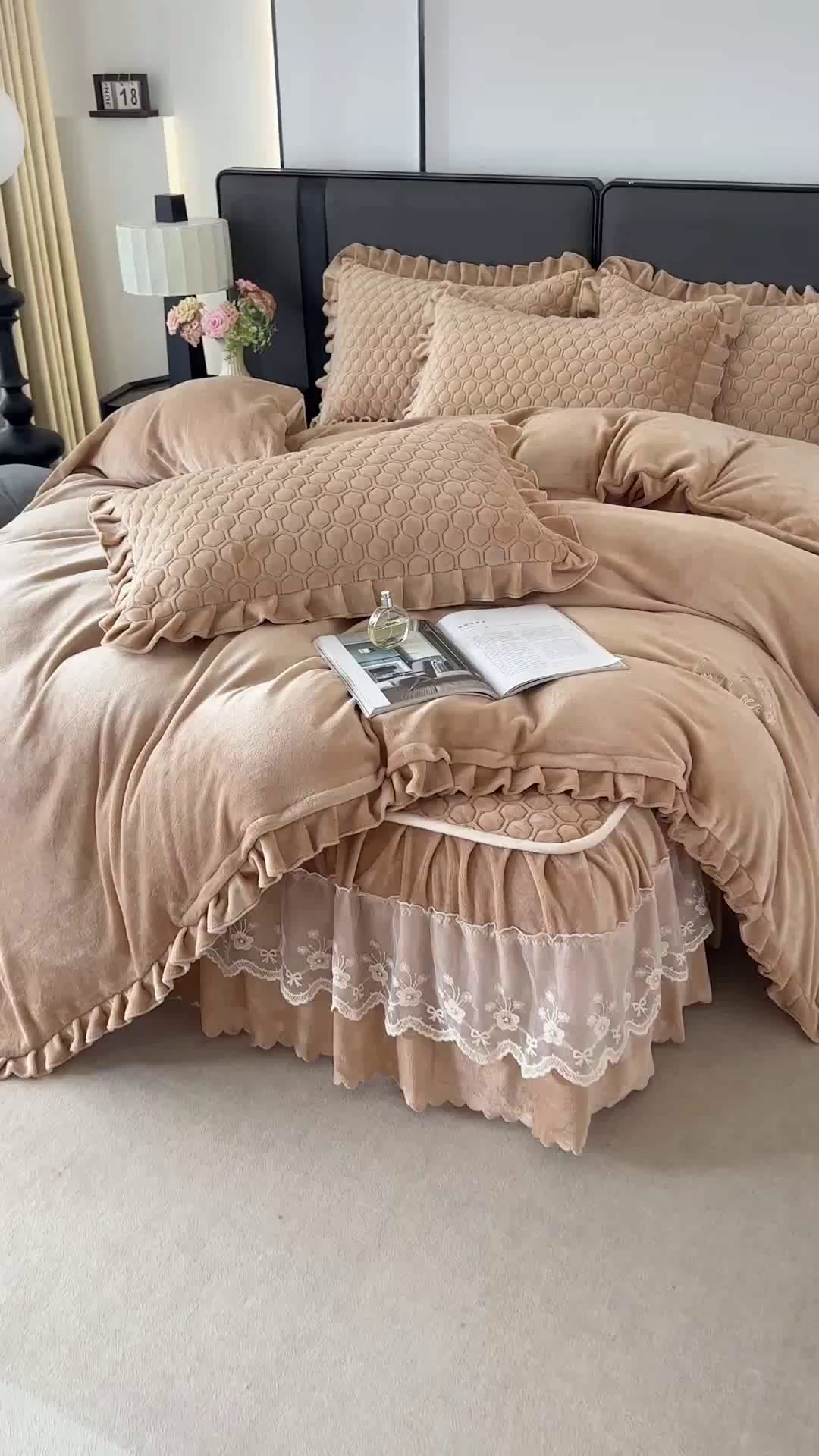 91家纺网 家纺一手货源 找家纺 董韵家纺 2025新款牛奶绒刺绣夹棉床裙四件套系列（控价） 丝语-驼奶咖