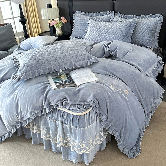 91家纺网 家纺一手货源 找家纺 董韵家纺 2025新款牛奶绒刺绣夹棉床裙四件套系列（控价） 丝语-云烟灰