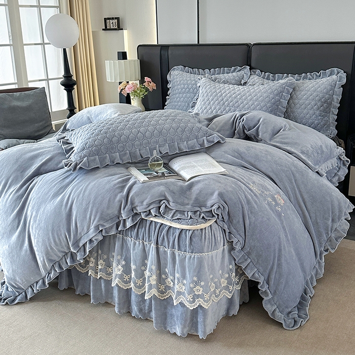 91家纺网 家纺一手货源 找家纺 董韵家纺 2025新款牛奶绒刺绣夹棉床裙四件套系列（控价） 丝语-云烟灰