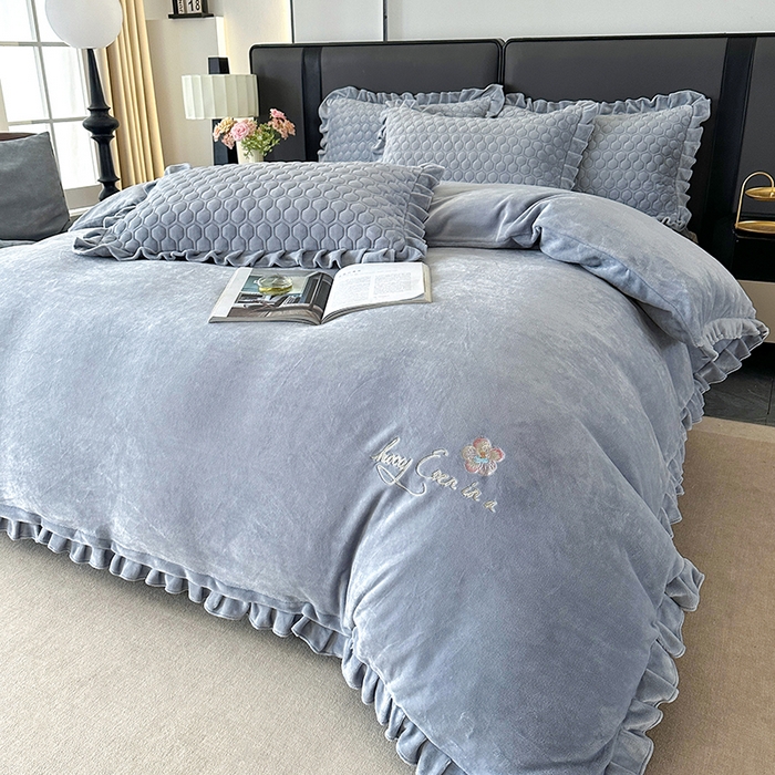 91家纺网 家纺一手货源 找家纺 董韵家纺 2025新款牛奶绒刺绣夹棉床裙四件套系列（控价） 丝语-云烟灰