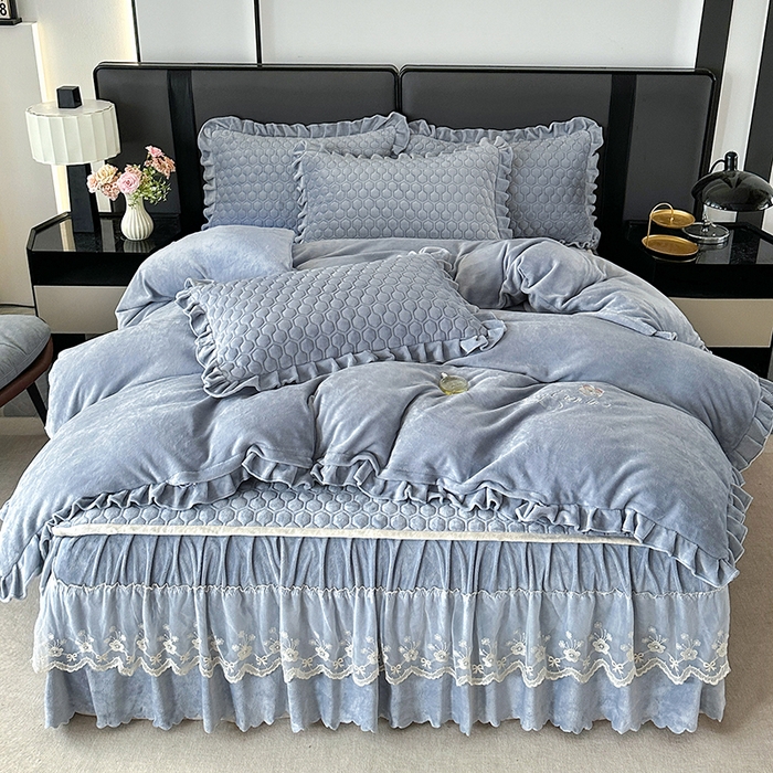 91家纺网 家纺一手货源 找家纺 董韵家纺 2025新款牛奶绒刺绣夹棉床裙四件套系列（控价） 丝语-云烟灰