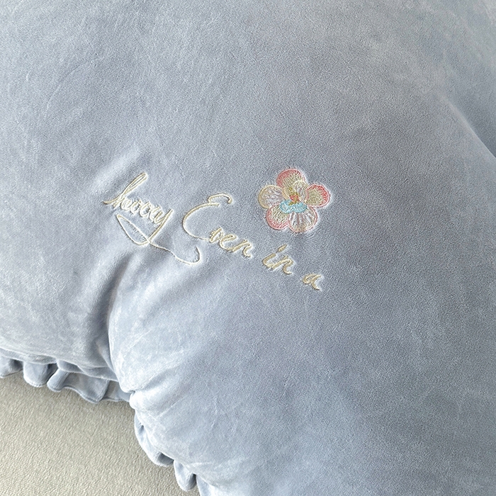 91家纺网 家纺一手货源 找家纺 董韵家纺 2025新款牛奶绒刺绣夹棉床裙四件套系列（控价） 丝语-云烟灰