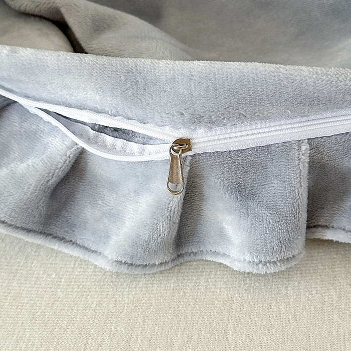 91家纺网 家纺一手货源 找家纺 董韵家纺 2025新款牛奶绒刺绣夹棉床裙四件套系列（控价） 丝语-云烟灰