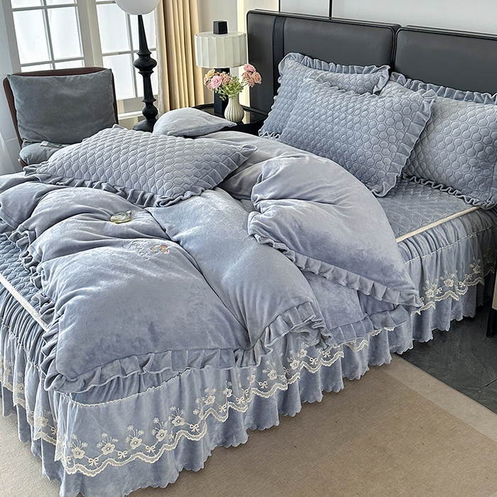 91家纺网 家纺一手货源 找家纺 董韵家纺 2025新款牛奶绒刺绣夹棉床裙四件套系列（控价） 丝语-云烟灰