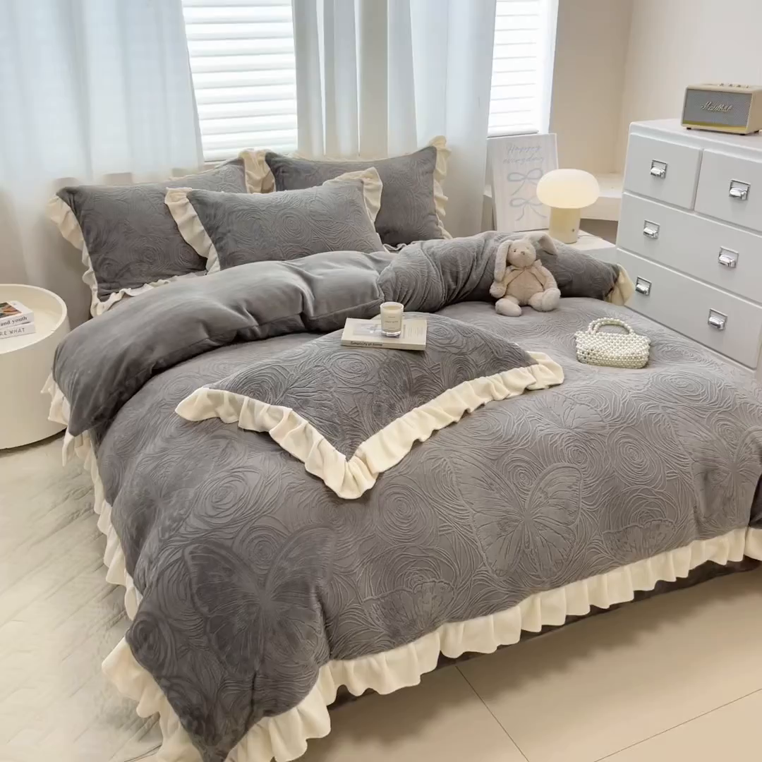 91家纺网 家纺一手货源 找家纺 典曼家纺 2025新款亲肤舒适牛奶绒四件套-千寻花语系列 千寻花语-银灰