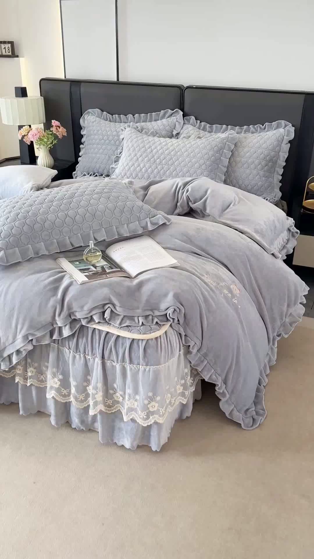 91家纺网 家纺一手货源 找家纺 董韵家纺 2025新款牛奶绒刺绣夹棉床裙四件套系列（控价） 丝语-云烟灰