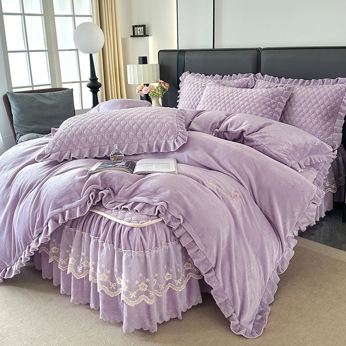 91家纺网 家纺一手货源 找家纺 董韵家纺 2025新款牛奶绒刺绣夹棉床裙四件套系列（控价） 丝语-云紫