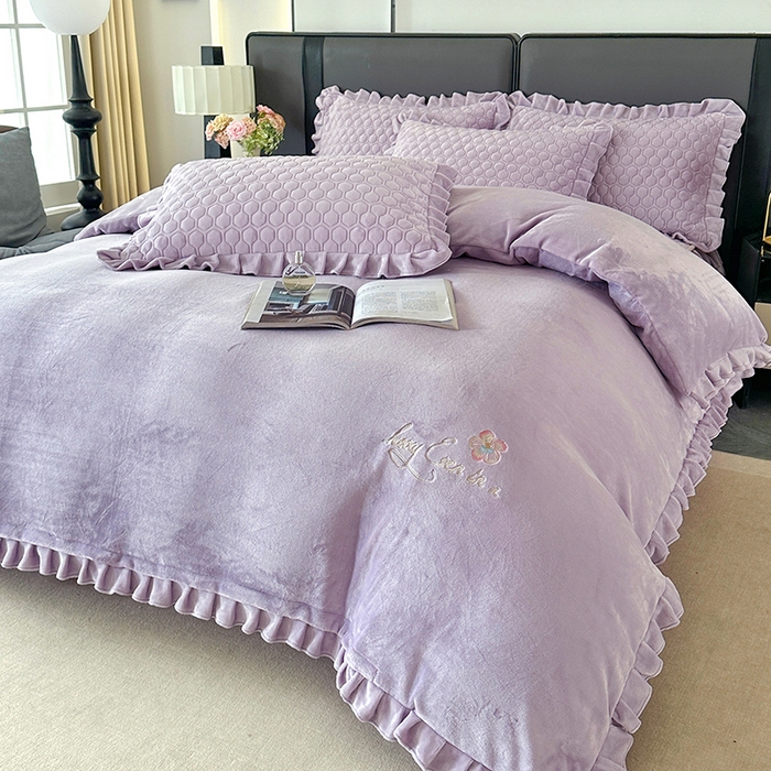 91家纺网 家纺一手货源 找家纺 董韵家纺 2025新款牛奶绒刺绣夹棉床裙四件套系列（控价） 丝语-云紫
