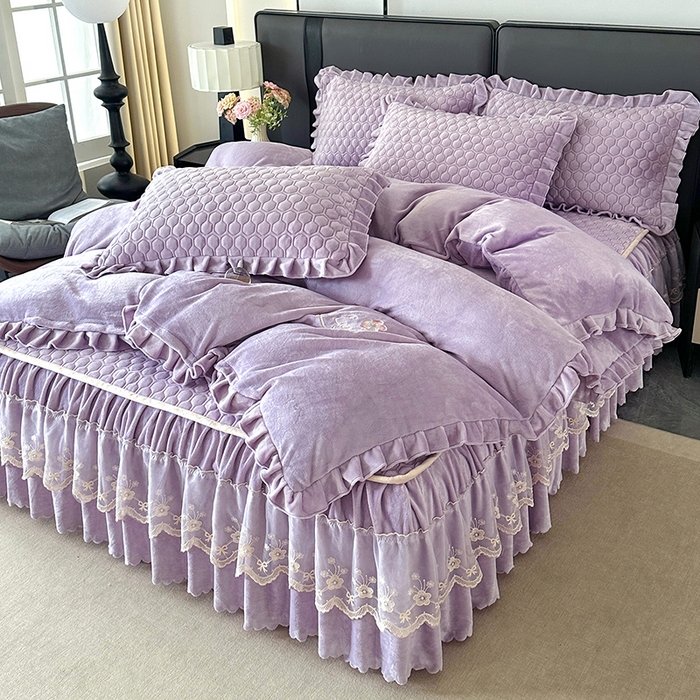 91家纺网 家纺一手货源 找家纺 董韵家纺 2025新款牛奶绒刺绣夹棉床裙四件套系列（控价） 丝语-云紫