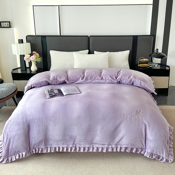 91家纺网 家纺一手货源 找家纺 董韵家纺 2025新款牛奶绒刺绣夹棉床裙四件套系列（控价） 丝语-云紫