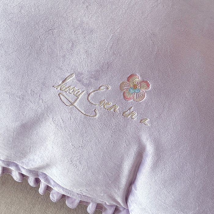 91家纺网 家纺一手货源 找家纺 董韵家纺 2025新款牛奶绒刺绣夹棉床裙四件套系列（控价） 丝语-云紫