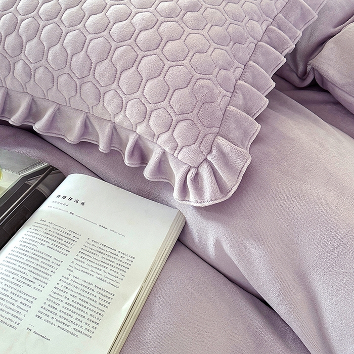 91家纺网 家纺一手货源 找家纺 董韵家纺 2025新款牛奶绒刺绣夹棉床裙四件套系列（控价） 丝语-云紫