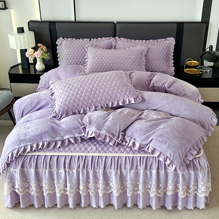 91家纺网 家纺一手货源 找家纺 董韵家纺 2025新款牛奶绒刺绣夹棉床裙四件套系列（控价） 丝语-云紫