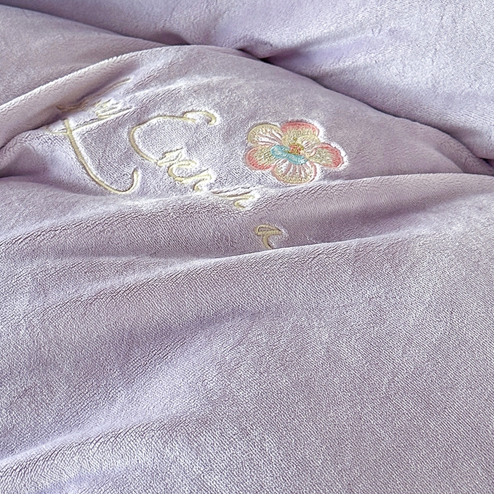 91家纺网 家纺一手货源 找家纺 董韵家纺 2025新款牛奶绒刺绣夹棉床裙四件套系列（控价） 丝语-云紫