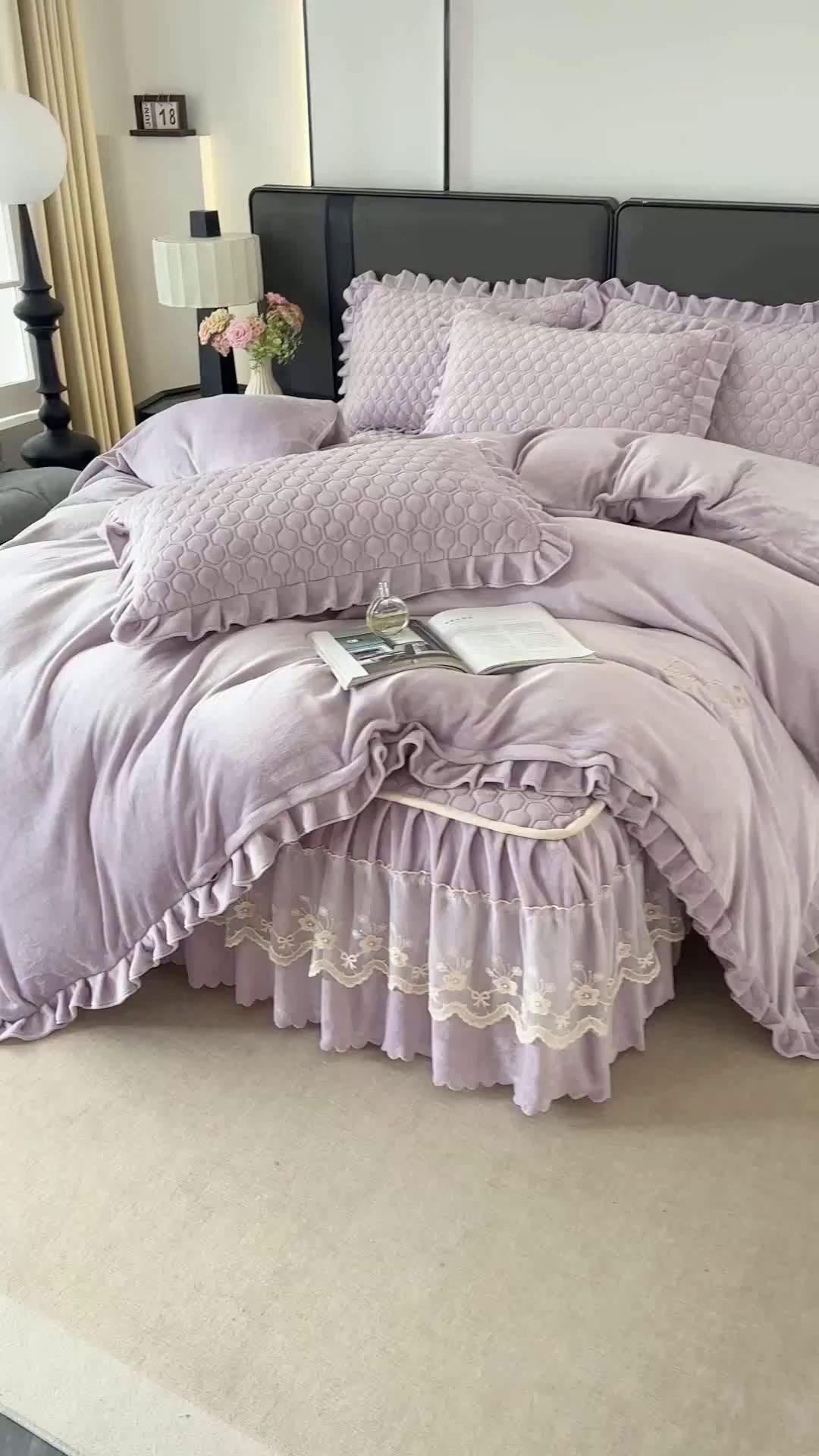 91家纺网 家纺一手货源 找家纺 董韵家纺 2025新款牛奶绒刺绣夹棉床裙四件套系列（控价） 丝语-云紫