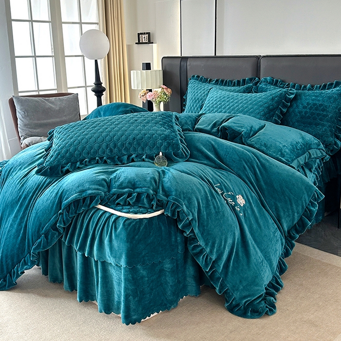 91家纺网 家纺一手货源 找家纺 董韵家纺 2025新款牛奶绒刺绣夹棉床裙四件套系列（控价） 绒语-靛青