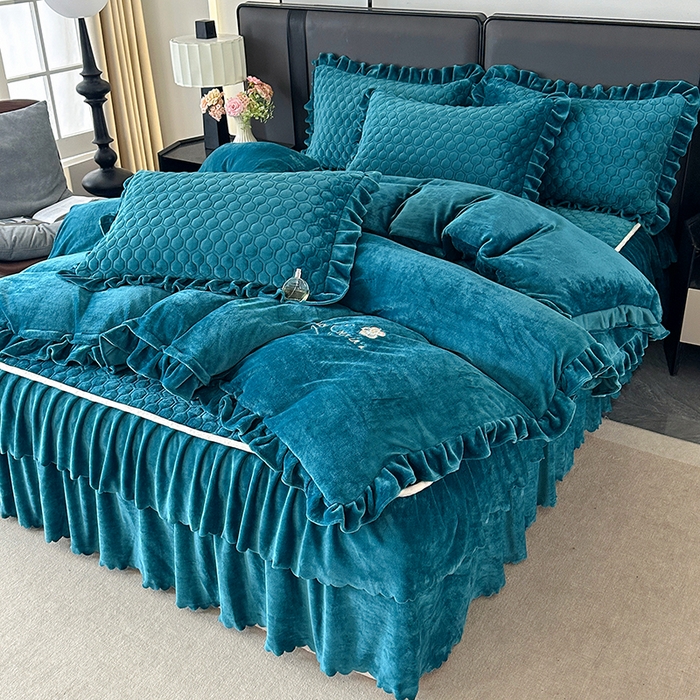 91家纺网 家纺一手货源 找家纺 董韵家纺 2025新款牛奶绒刺绣夹棉床裙四件套系列（控价） 绒语-靛青