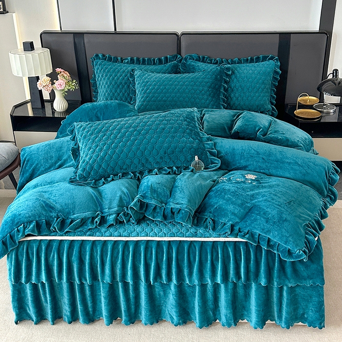 91家纺网 家纺一手货源 找家纺 董韵家纺 2025新款牛奶绒刺绣夹棉床裙四件套系列（控价） 绒语-靛青