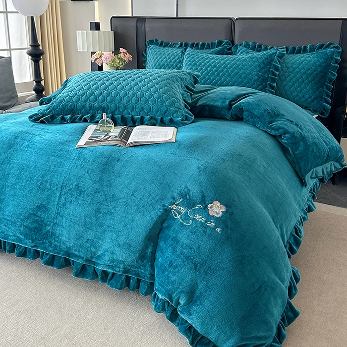 91家纺网 家纺一手货源 找家纺 董韵家纺 2025新款牛奶绒刺绣夹棉床裙四件套系列（控价） 绒语-靛青