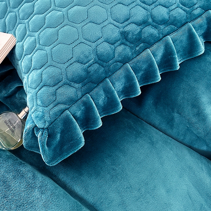 91家纺网 家纺一手货源 找家纺 董韵家纺 2025新款牛奶绒刺绣夹棉床裙四件套系列（控价） 绒语-靛青