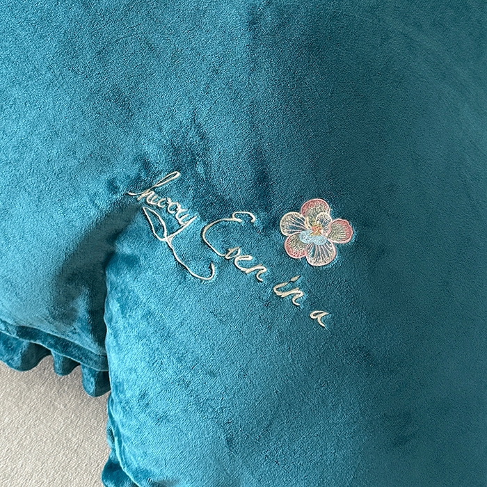 91家纺网 家纺一手货源 找家纺 董韵家纺 2025新款牛奶绒刺绣夹棉床裙四件套系列（控价） 绒语-靛青