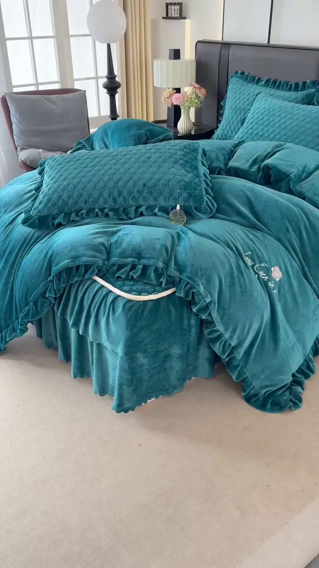 91家纺网 家纺一手货源 找家纺 董韵家纺 2025新款牛奶绒刺绣夹棉床裙四件套系列（控价） 绒语-靛青