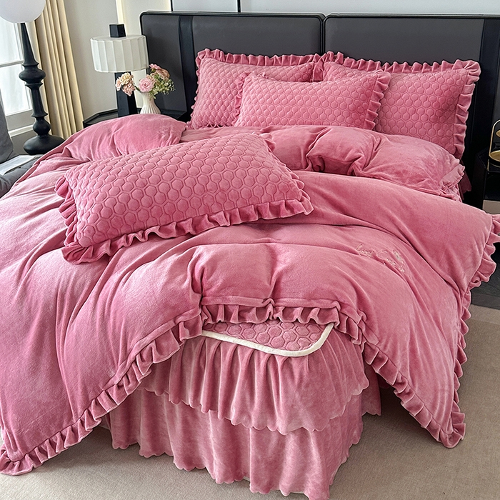 91家纺网 家纺一手货源 找家纺 董韵家纺 2025新款牛奶绒刺绣夹棉床裙四件套系列（控价） 绒语-豆沙