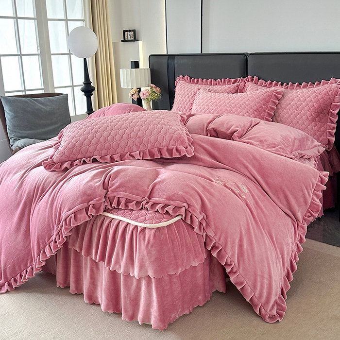 91家纺网 家纺一手货源 找家纺 董韵家纺 2025新款牛奶绒刺绣夹棉床裙四件套系列（控价） 绒语-豆沙