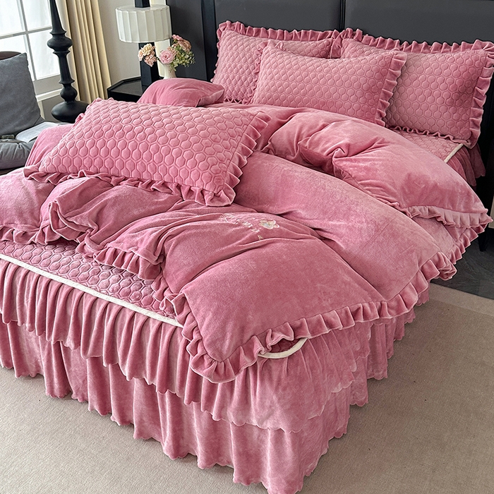 91家纺网 家纺一手货源 找家纺 董韵家纺 2025新款牛奶绒刺绣夹棉床裙四件套系列（控价） 绒语-豆沙