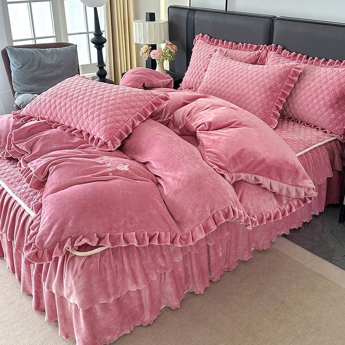 91家纺网 家纺一手货源 找家纺 董韵家纺 2025新款牛奶绒刺绣夹棉床裙四件套系列（控价） 绒语-豆沙