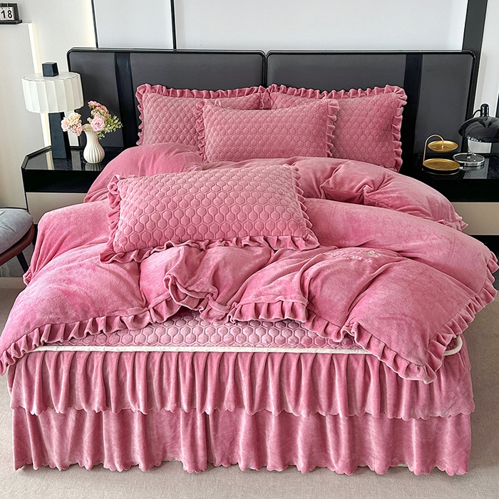 91家纺网 家纺一手货源 找家纺 董韵家纺 2025新款牛奶绒刺绣夹棉床裙四件套系列（控价） 绒语-豆沙