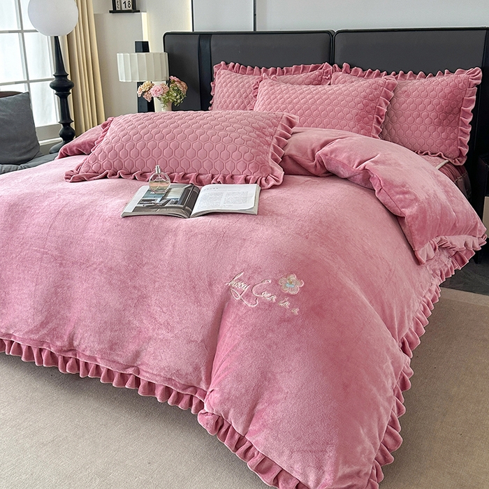 91家纺网 家纺一手货源 找家纺 董韵家纺 2025新款牛奶绒刺绣夹棉床裙四件套系列（控价） 绒语-豆沙