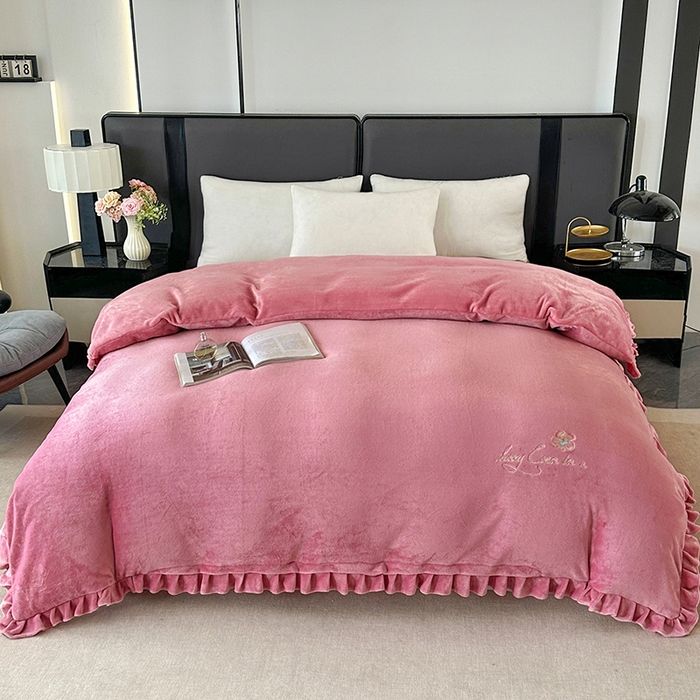 91家纺网 家纺一手货源 找家纺 董韵家纺 2025新款牛奶绒刺绣夹棉床裙四件套系列（控价） 绒语-豆沙